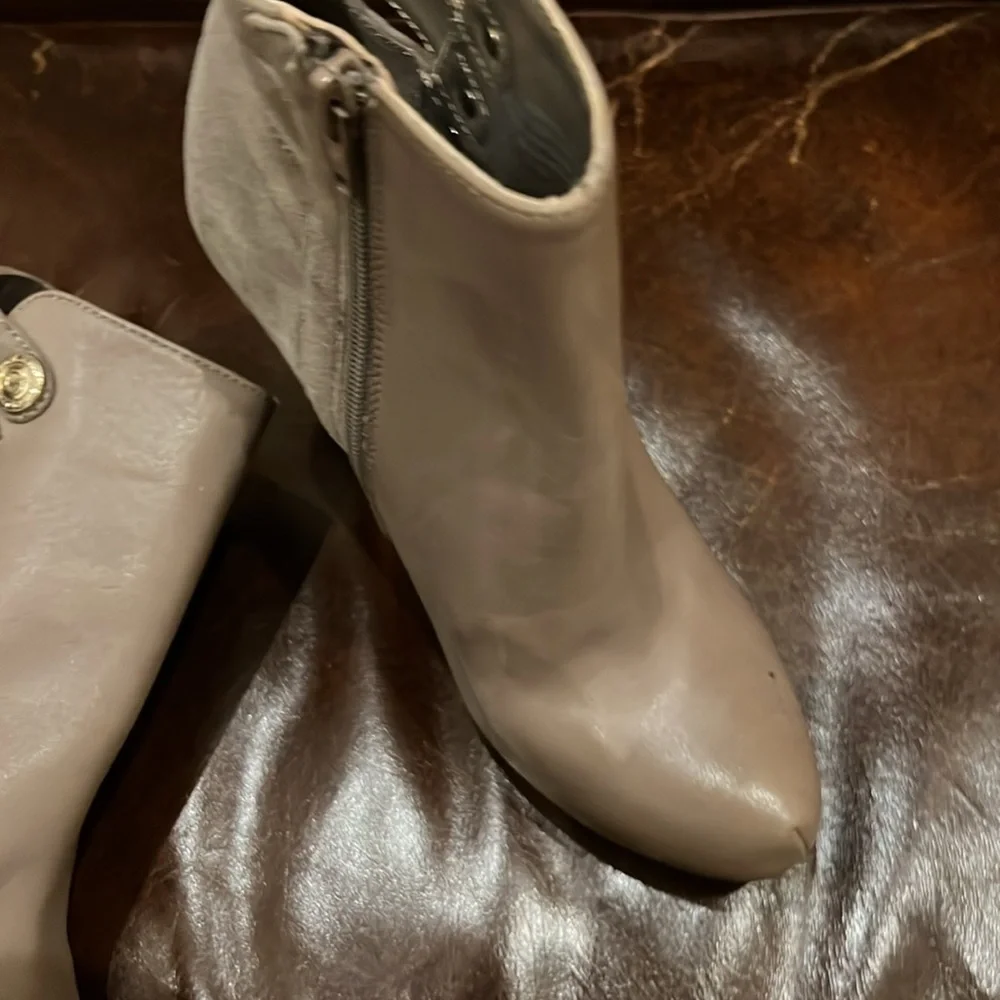 NWOT GUESS TAUPE ANKLE BOOTIES - Picture 3 of 4